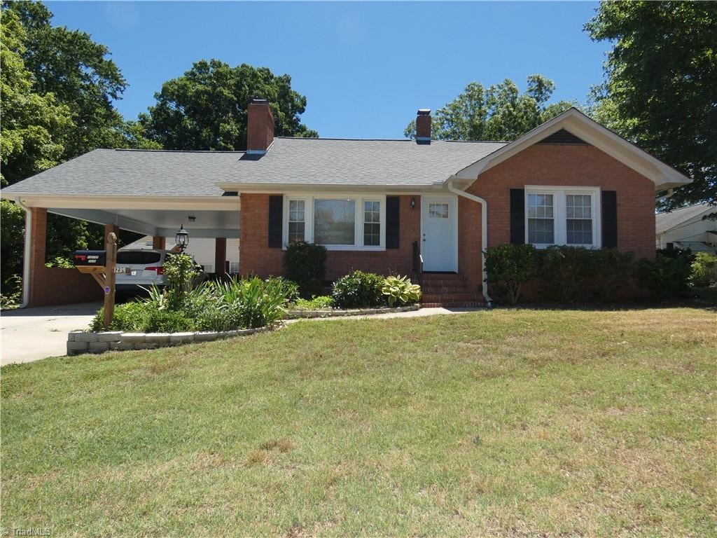 The home at 1239 FAIRVIEW DR LEXINGTON, NC